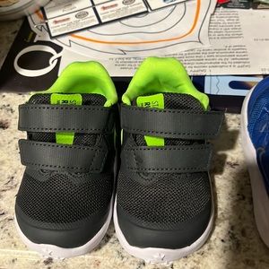 Nike star runner grey green size 4 toddler boys shoes NWT